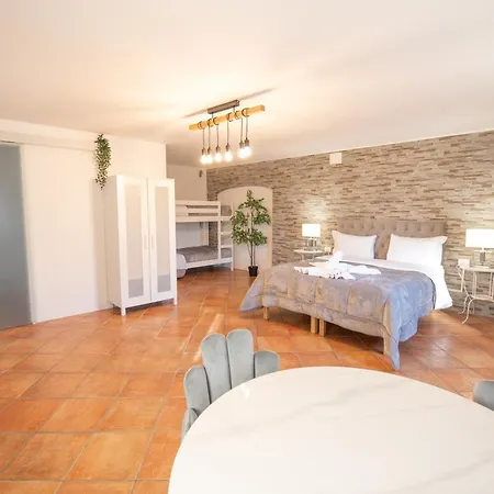 Alojamento de Acomodação e Pequeno-almoço Vitti's - Verona Est 4*